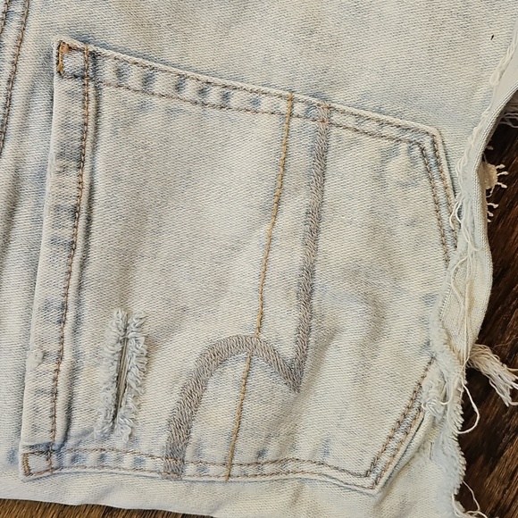 American Eagle Outfitters Light Wash Distressed Jean Shorts - Picture 7 of 12